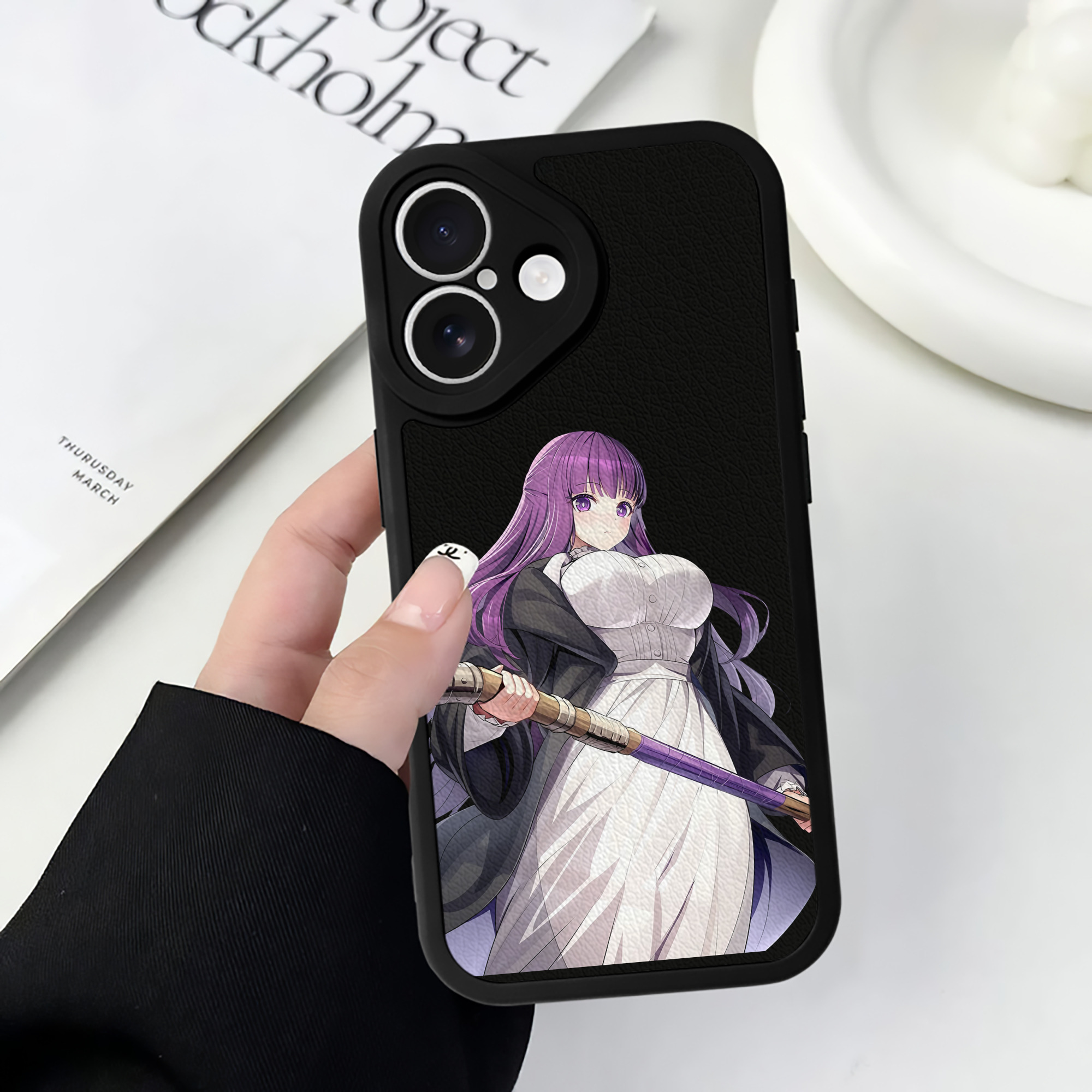 （画像用） 葬送のフリーレン Frieren 【iPhone 16シリーズ対応】シリコンスマホケース（レザー調） 材質：シリコン